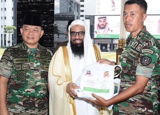 Kasad TNI Dudung Gandengan Tangan dengan Utusan Raja Salman, Dikirimi Alquran