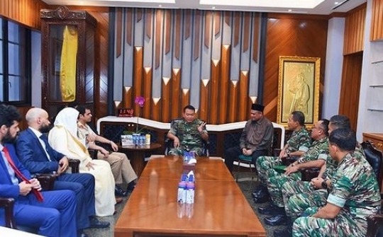 Kasad TNI Dudung Gandengan Tangan dengan Utusan Raja Salman, Dikirimi Alquran