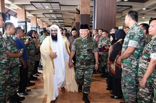 Kasad TNI Dudung Gandengan Tangan dengan Utusan Raja Salman, Dikirimi Alquran