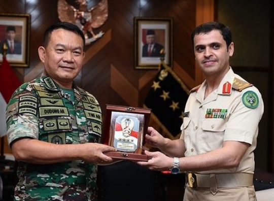 Kasad TNI Dudung Gandengan Tangan dengan Utusan Raja Salman, Dikirimi Alquran