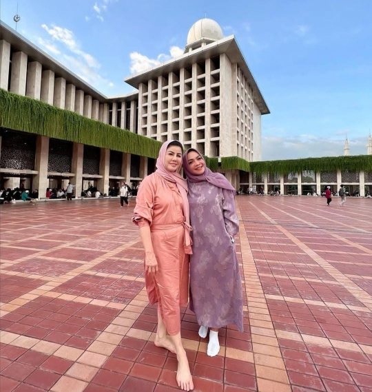 Bestie Banget, Potret Rieta Amilia & Desiree Tarigan Buka Bareng di Masjid Istiqlal