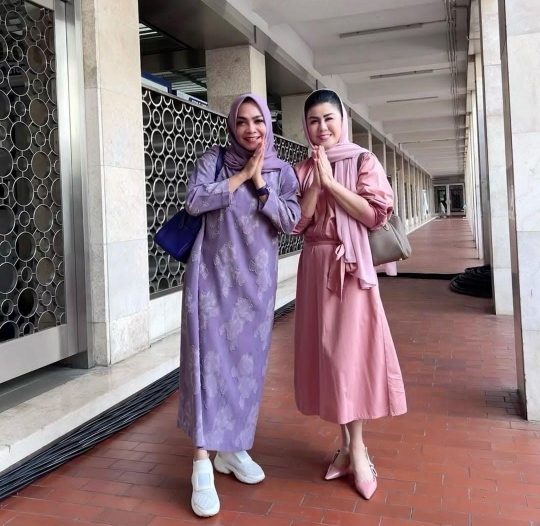 Bestie Banget, Potret Rieta Amilia & Desiree Tarigan Buka Bareng di Masjid Istiqlal