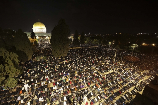 Ribuan Muslim Palestina Menjemput Lailatul Qadar di Masjid Al-Aqsa