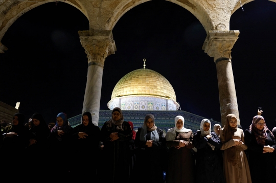 Ribuan Muslim Palestina Menjemput Lailatul Qadar di Masjid Al-Aqsa