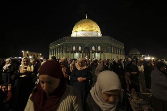 Ribuan Muslim Palestina Menjemput Lailatul Qadar di Masjid Al-Aqsa