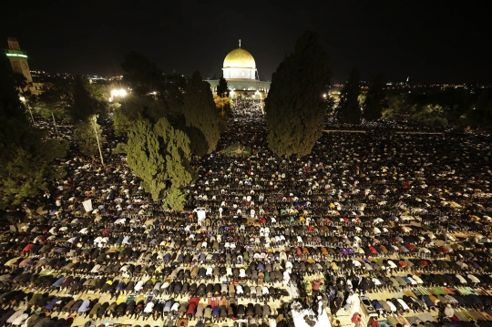 Ribuan Muslim Palestina Menjemput Lailatul Qadar di Masjid Al-Aqsa