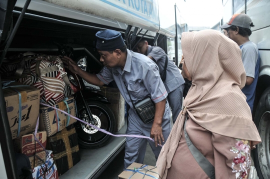 Lonjakan Arus Mudik di Terminal Tanjung Priok