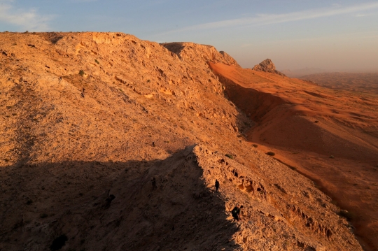 Buka Puasa Sambil Memandangi Keindahan Sunset di Puncak Cagar Alam Batu Fosil UEA