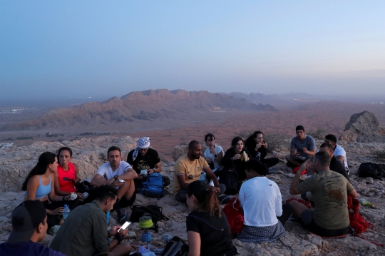 Buka Puasa Sambil Memandangi Keindahan Sunset di Puncak Cagar Alam Batu Fosil UEA