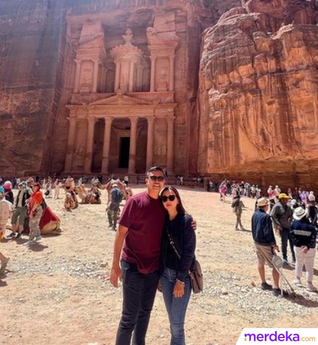 Melalui akun Instagram pribadinya @ronnytalapessy, pengacara Bharada E itu belum lama ini membagikan foto-foto liburannya bersama sang istri di luar negeri.