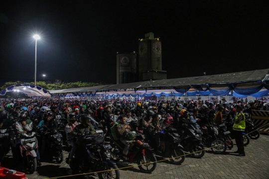 Antrean Pemudik Sepeda Motor Membeludak di Pelabuhan Ciwandan Cilegon