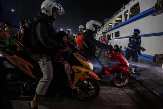 Antrean Pemudik Sepeda Motor Membeludak di Pelabuhan Ciwandan Cilegon