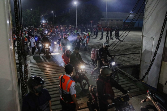 Antrean Pemudik Sepeda Motor Membeludak di Pelabuhan Ciwandan Cilegon