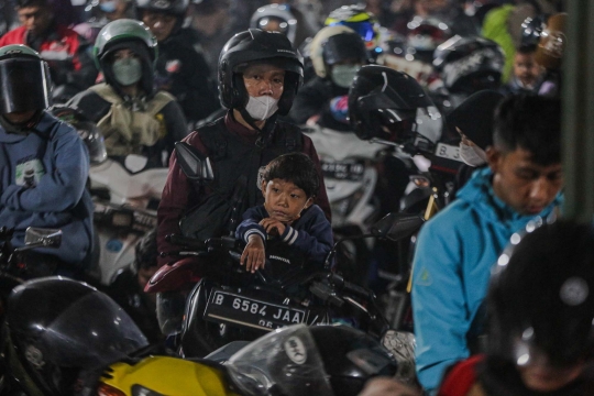 Antrean Pemudik Sepeda Motor Membeludak di Pelabuhan Ciwandan Cilegon