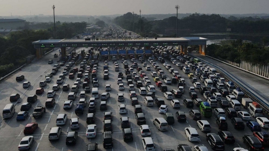 Puncak Arus Mudik, Begini Kemacetan di Gerbang Tol Cikampek Utama