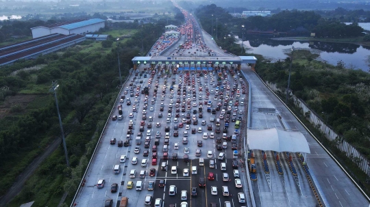 Puncak Arus Mudik, Begini Kemacetan di Gerbang Tol Cikampek Utama