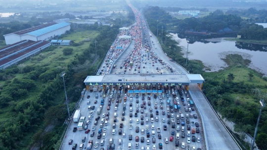 Puncak Arus Mudik, Begini Kemacetan di Gerbang Tol Cikampek Utama