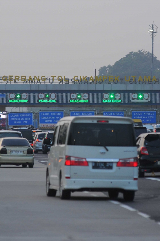 Puncak Arus Mudik, Begini Kemacetan di Gerbang Tol Cikampek Utama