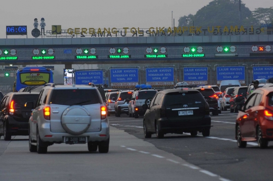 Puncak Arus Mudik, Begini Kemacetan di Gerbang Tol Cikampek Utama