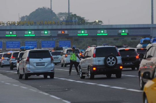 Puncak Arus Mudik, Begini Kemacetan di Gerbang Tol Cikampek Utama