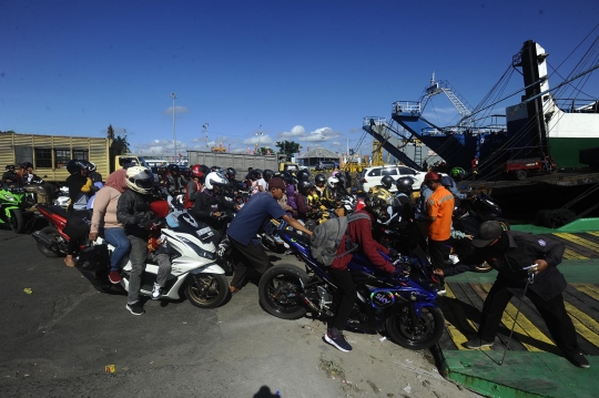 Antrean Pemudik Sepeda Motor di Pelabuhan Gilimanuk Mengular