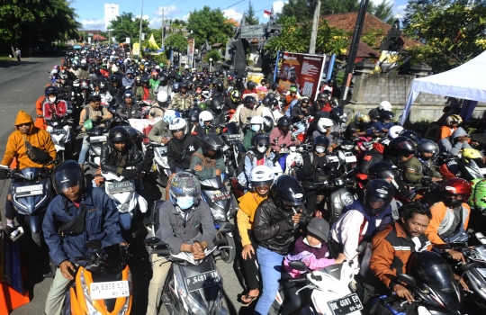 Antrean Pemudik Sepeda Motor di Pelabuhan Gilimanuk Mengular