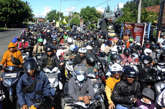 Antrean Pemudik Sepeda Motor di Pelabuhan Gilimanuk Mengular