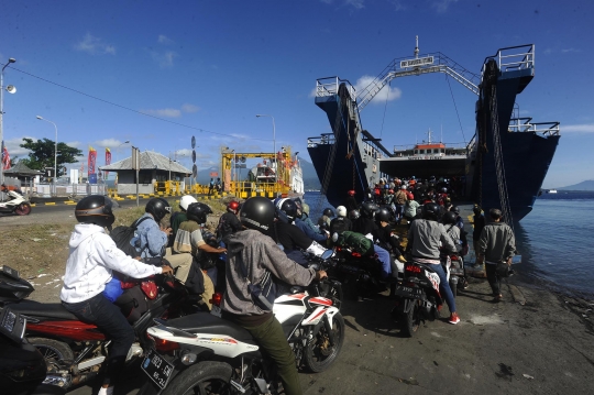 Antrean Pemudik Sepeda Motor di Pelabuhan Gilimanuk Mengular