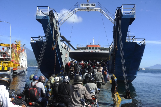 Antrean Pemudik Sepeda Motor di Pelabuhan Gilimanuk Mengular