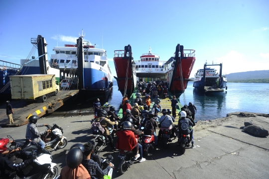 Antrean Pemudik Sepeda Motor di Pelabuhan Gilimanuk Mengular