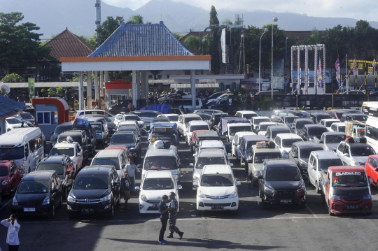 Ribuan Pemudik Antre Berjam-jam di Pelabuhan Gilimanuk