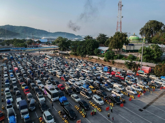 Puncak Arus Mudik, Ratusan Ribu Pemudik Serbu Pelabuhan Merak