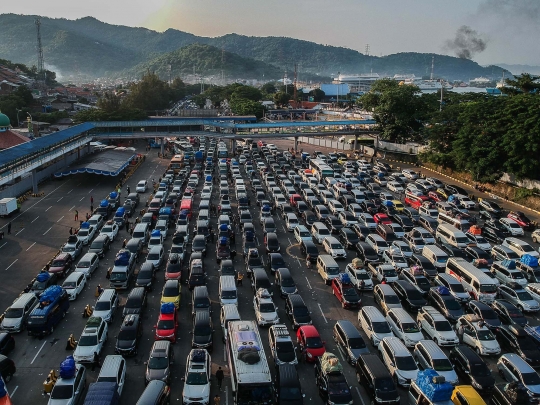 Puncak Arus Mudik, Ratusan Ribu Pemudik Serbu Pelabuhan Merak