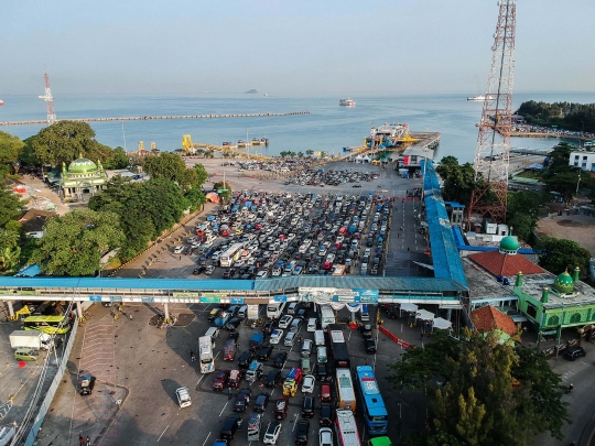 Puncak Arus Mudik, Ratusan Ribu Pemudik Serbu Pelabuhan Merak