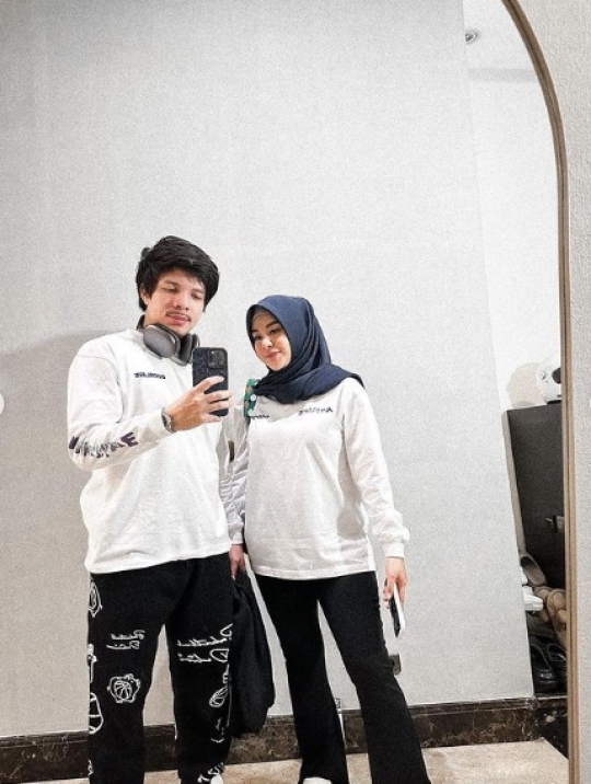 Mudik Sekeluarga, Intip Outfit Santai Atta Halilintar dan Aurel Hermansyah