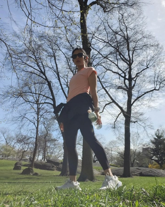 6 Gaya Kece Dian Sastro Jalan-jalan di Amerika Serikat, Romantis Bareng Suami