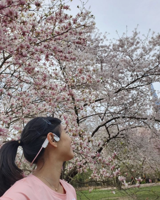 6 Gaya Kece Dian Sastro Jalan-jalan di Amerika Serikat, Romantis Bareng Suami