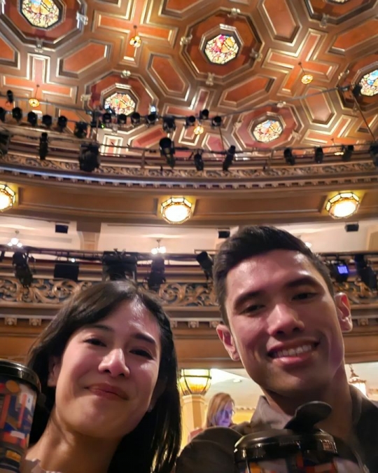 6 Gaya Kece Dian Sastro Jalan-jalan di Amerika Serikat, Romantis Bareng Suami