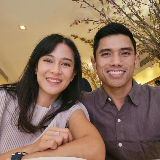 6 Gaya Kece Dian Sastro Jalan-jalan di Amerika Serikat, Romantis Bareng Suami