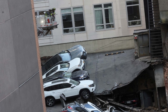 Gedung Parkir di New York Runtuh, 1 Orang Tewas dan Mobil-Mobil Bertumpukan