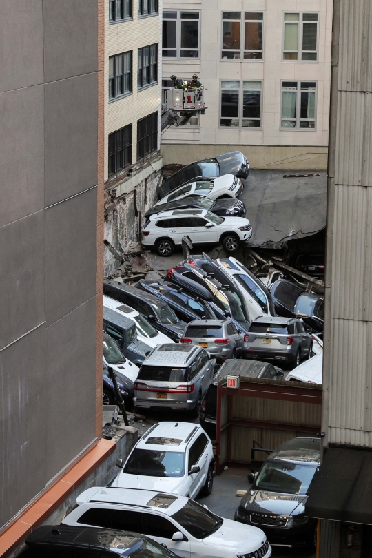 Gedung Parkir di New York Runtuh, 1 Orang Tewas dan Mobil-Mobil Bertumpukan
