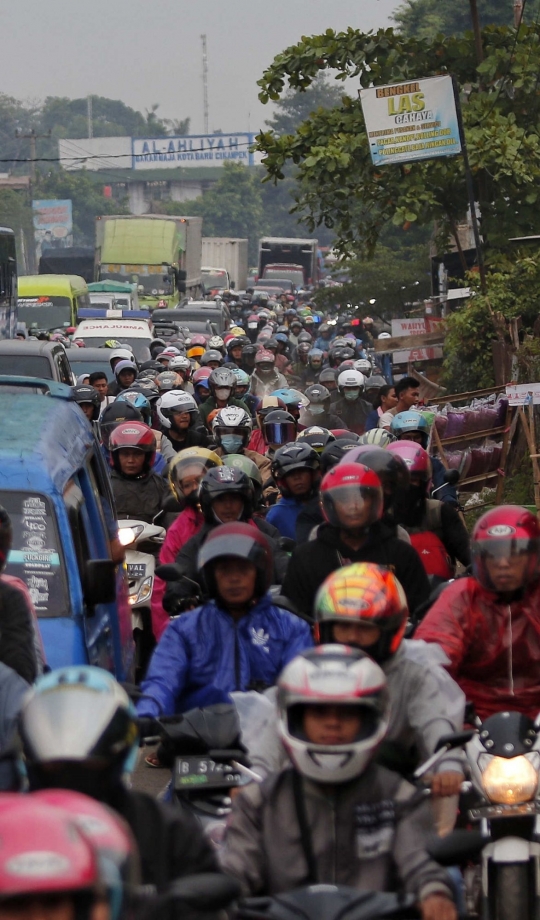 Penampakan Jalur Pantura Dipadati Ribuan Motor dan Mobil di H-3 Jelang Lebaran