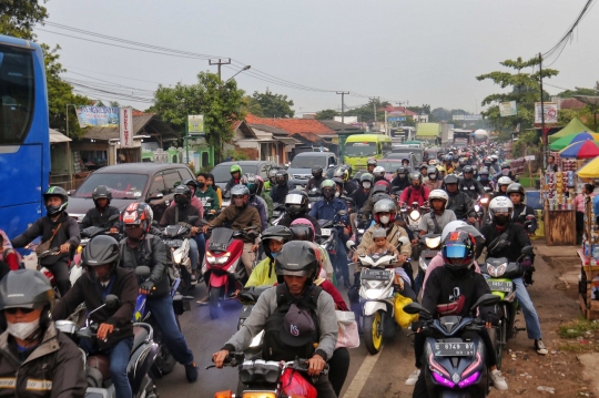 Penampakan Jalur Pantura Dipadati Ribuan Motor dan Mobil di H-3 Jelang Lebaran