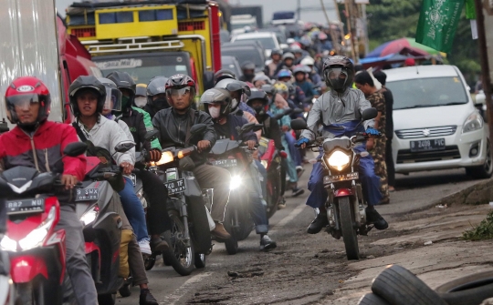 Penampakan Jalur Pantura Dipadati Ribuan Motor dan Mobil di H-3 Jelang Lebaran