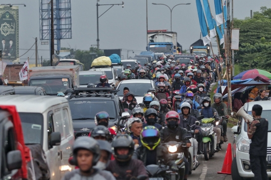 Penampakan Jalur Pantura Dipadati Ribuan Motor dan Mobil di H-3 Jelang Lebaran