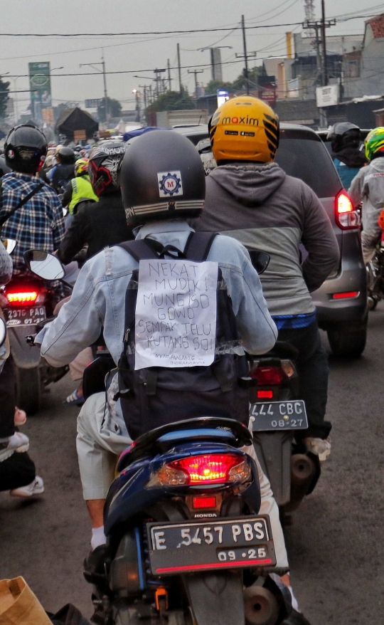 Penampakan Jalur Pantura Dipadati Ribuan Motor dan Mobil di H-3 Jelang Lebaran