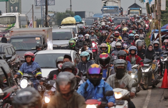 Penampakan Jalur Pantura Dipadati Ribuan Motor dan Mobil di H-3 Jelang Lebaran