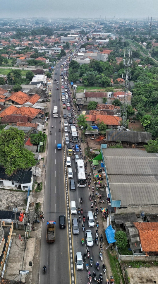 Penampakan Jalur Pantura Dipadati Ribuan Motor dan Mobil di H-3 Jelang Lebaran