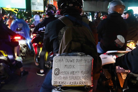 Tulisan-Tulisan Unik dan Lucu Pemudik Sepeda Motor di Kalimalang