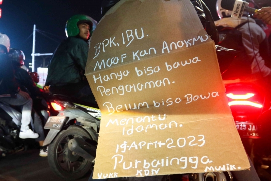 Tulisan-Tulisan Unik dan Lucu Pemudik Sepeda Motor di Kalimalang